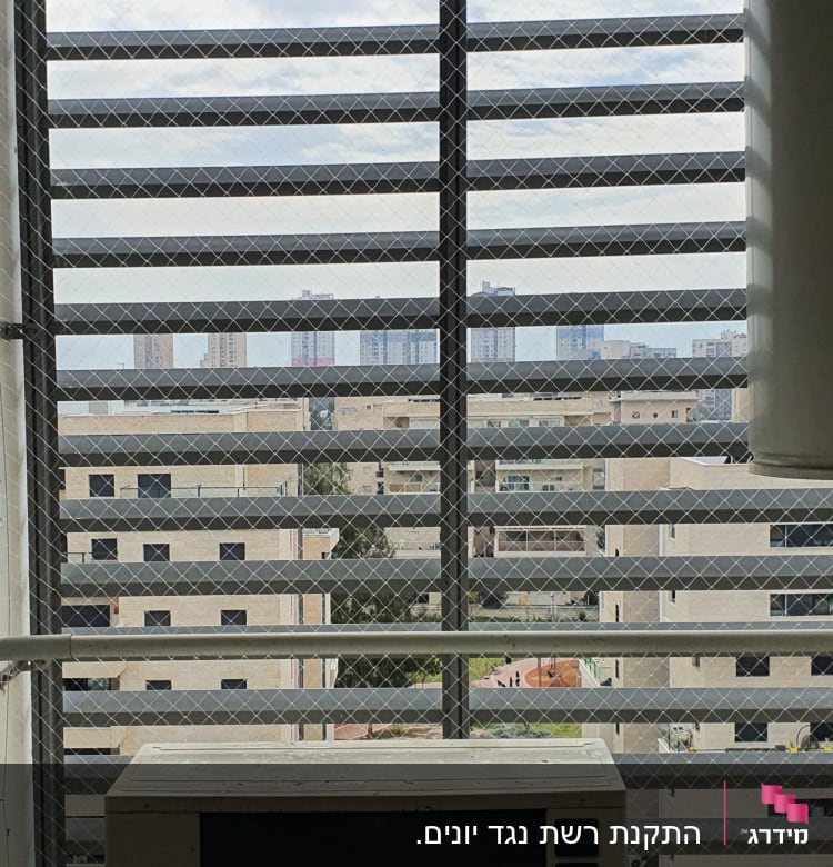רשת מתכת על חלון למניעת כניסת יונים